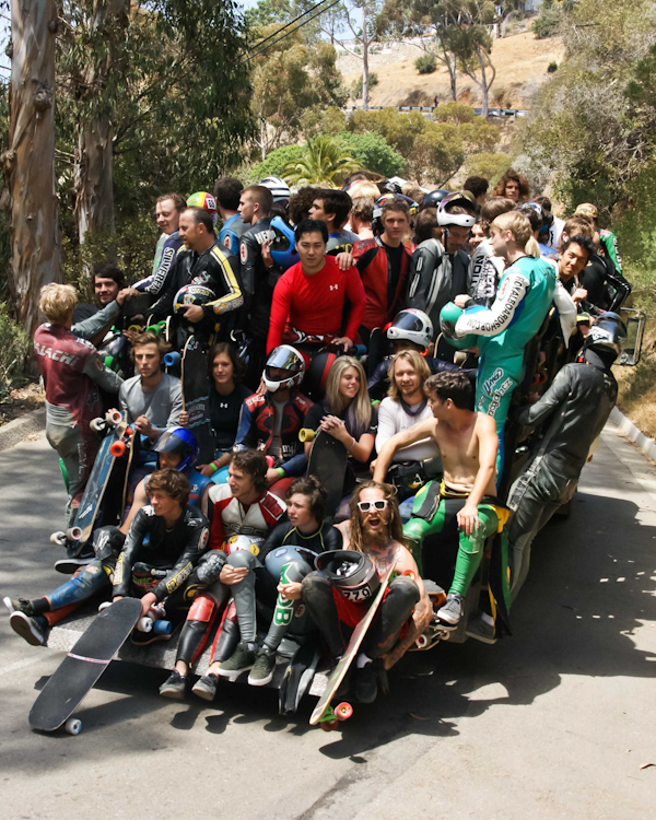 Hoe many skaters can you fit in a truck? This many! Photo: Ruano.