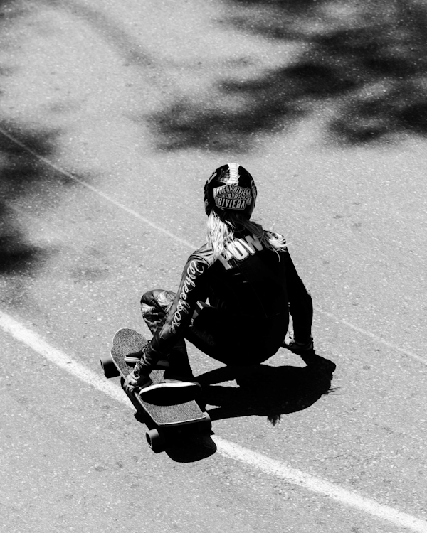 Amanda Powell riding the asphalt barrel. Photo: Marano.